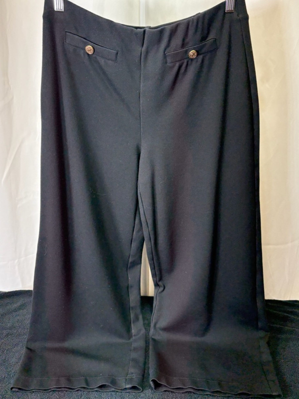 Classic Black Cropped Wide-Leg Pants with Button-Trim Pockets 2517